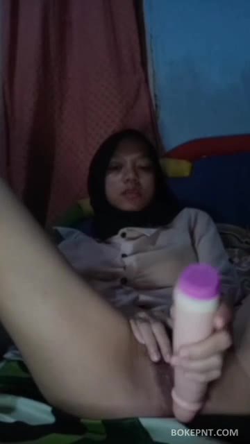 Jilbab Hitam Sange Colmek Dildo