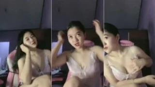 Lili Cakep Mulus Goyang Remas Susu